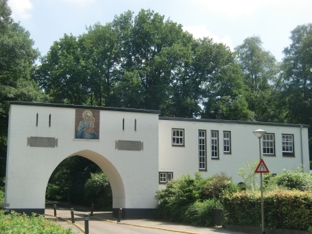 Groesbeek NL : Ortschaft Heilig-Landstichting, Profetenlaan, Tor- und Wohngebäude
